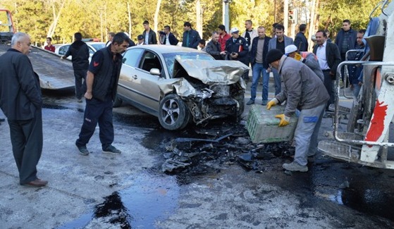 Ambulans ile Otomobil Çarpıştı: 3 Yaralı